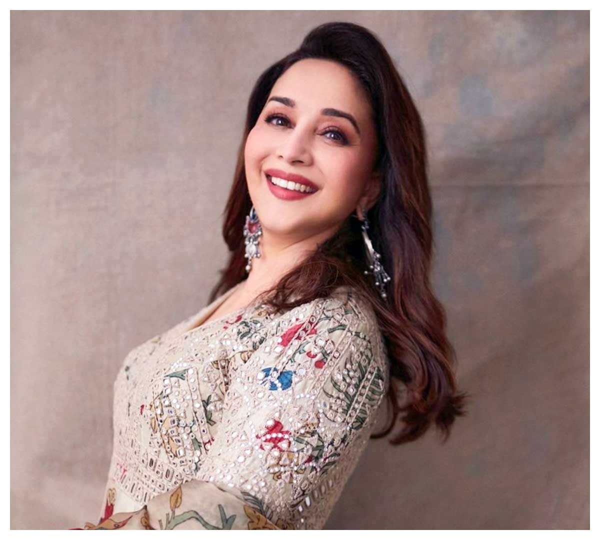 Madhuri Dixit | చిరున‌వ్వుతో నెటిజ‌న్ల మ‌దిని దోచేస్తున్న మాధురీ దీక్షిత్‌..
