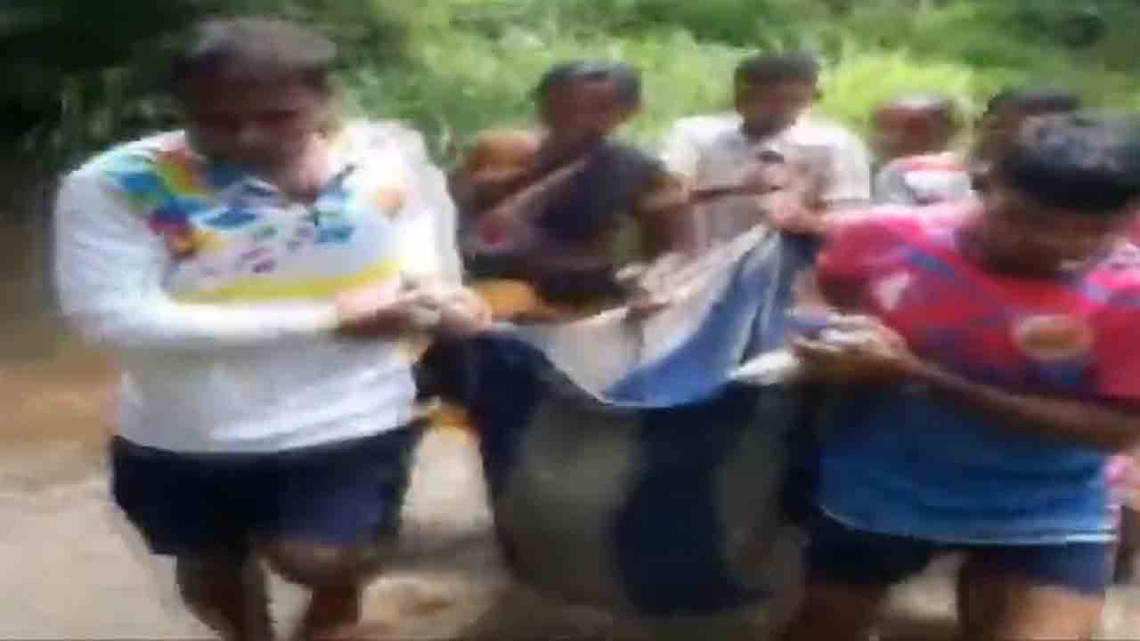 బెడ్‌షీట్‌లో గర్భిణి తరలింపు