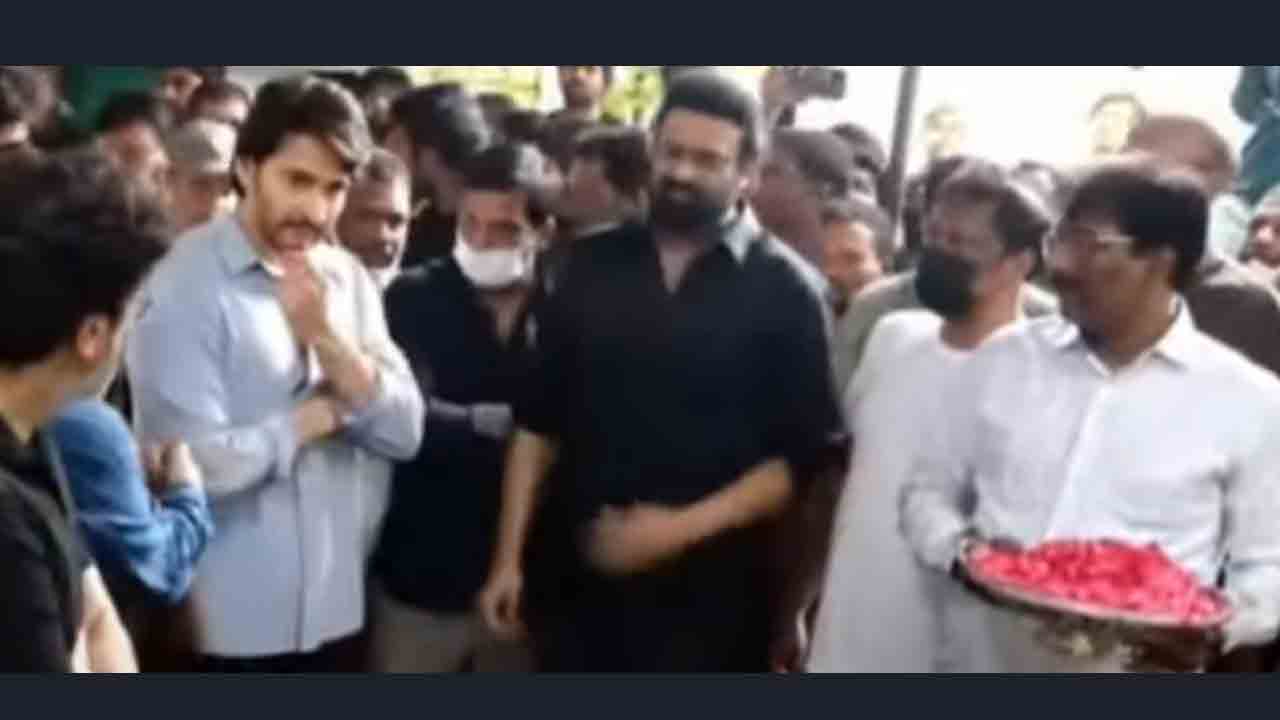 కృష్ణంరాజుకు నివాళులర్పించిన చిరంజీవి, మహేశ్‌బాబు