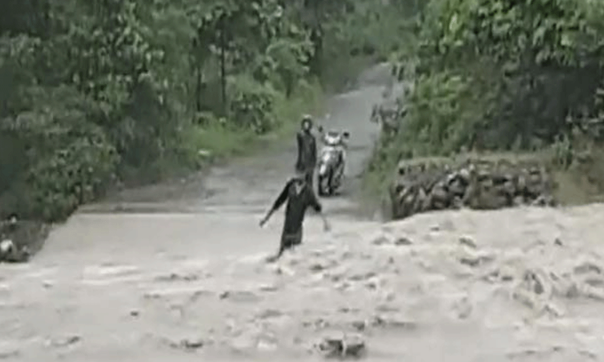 వీడియో: వంతెన‌పై ప్ర‌వాహాన్ని దాట‌బోయి న‌దిలో కొట్టుకుపోయిన యువ‌కుడు