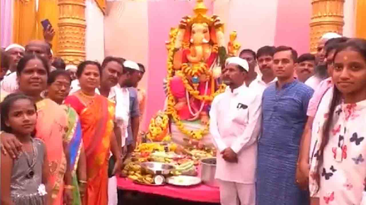 మాండ్యా జిల్లాలో వెల్లివిరిసిన మతసామరస్యం.. వినాయక పూజలో పాల్గొన్న ముస్లిం సోదరులు