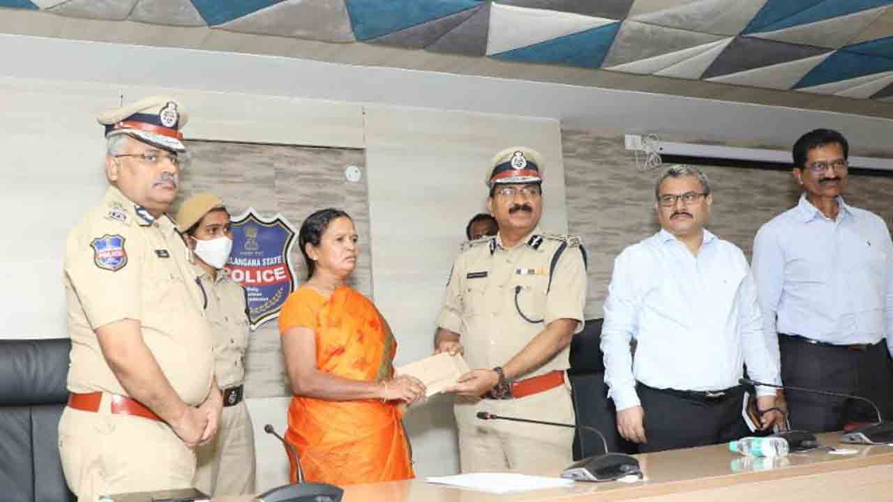 సావిత్రి బాట‌లోనే మిగ‌తా మావోలు లొంగిపోవాలి : డీజీపీ మ‌హేంద‌ర్ రెడ్డి