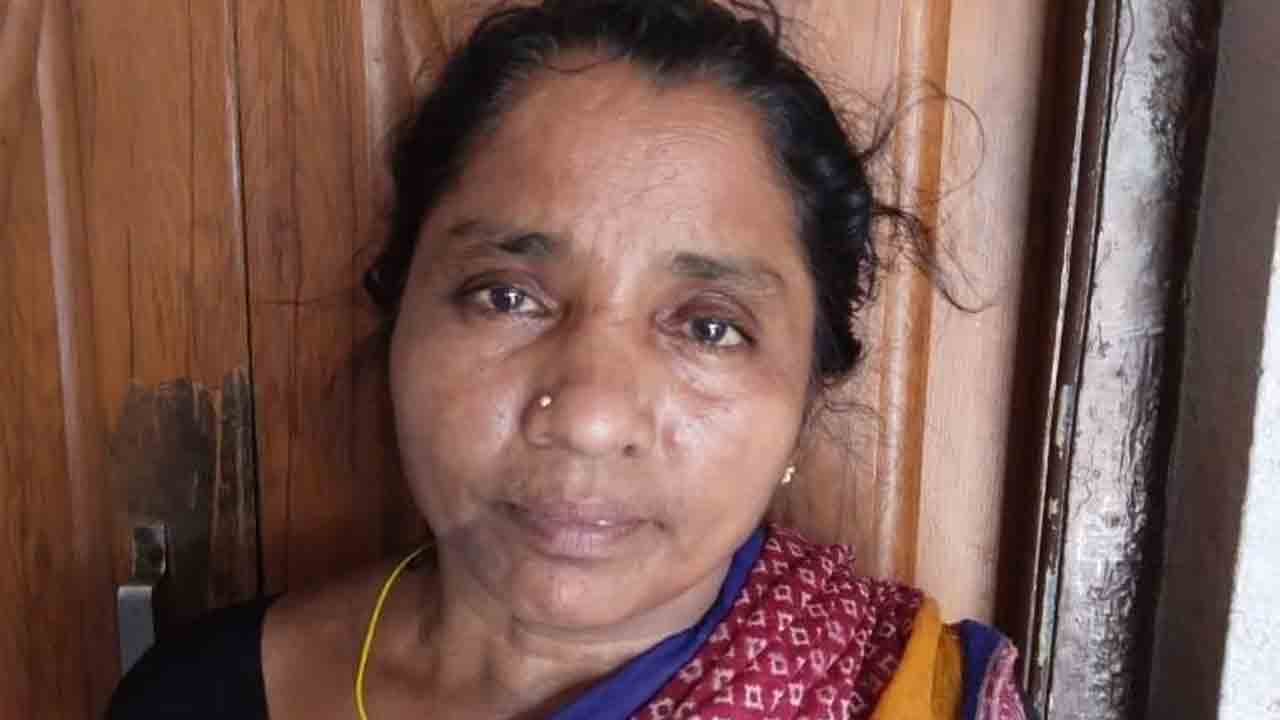 కోతి దాడి నుంచి తప్పించుకోబోయి..