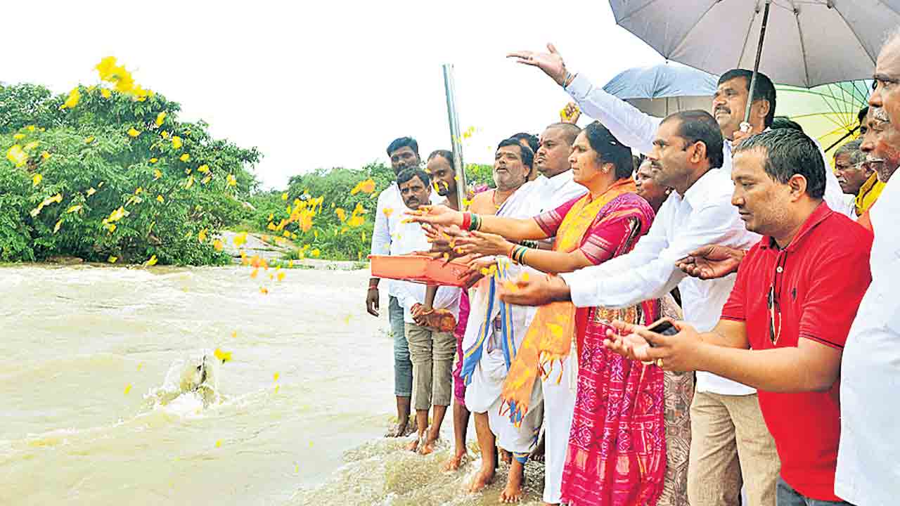 అధికారులు అప్రమత్తంగా ఉండాలి