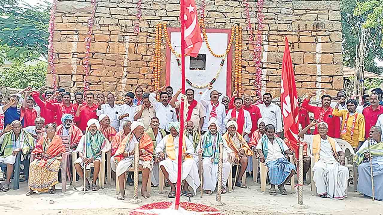 చరిత్రను వక్రీకరిస్తున్న బీజేపీ: తమ్మినేని వీరభద్రం