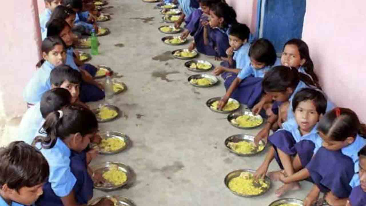 Mid-Day Meal | సబ్బునీళ్లతో వంట.. స్కూలు భోజనం తిని ఆస్పత్రిపాలైన పిల్లలు!