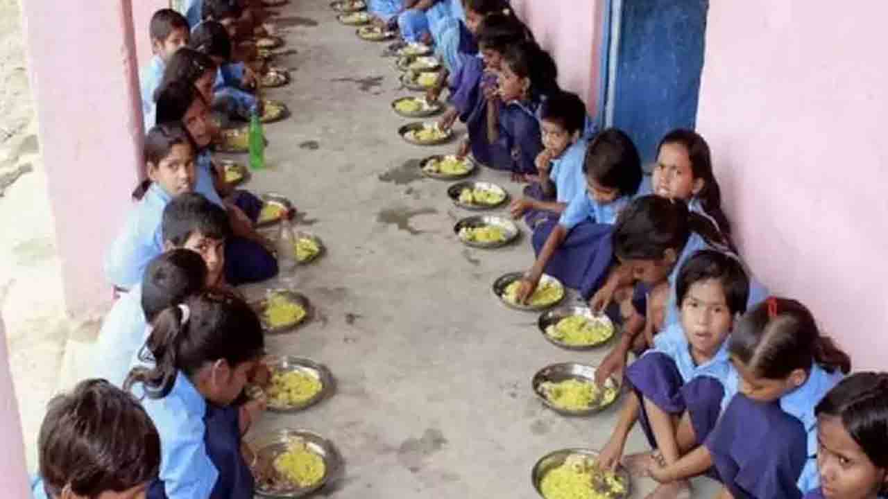 యూపీలో దారుణం… దివ్యాంగురాలైన దళిత బాలికపై వేడి అన్నం విసిరిన ప్రిన్సిపాల్‌