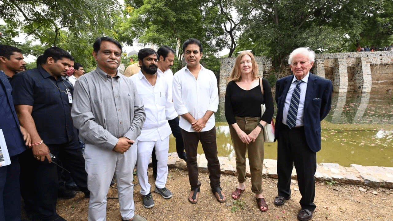 యూఎస్ కాన్సుల్ జనరల్‌తో కలిసి కుతుబ్‌ షాహీ సమాధులను సందర్శించిన కేటీఆర్