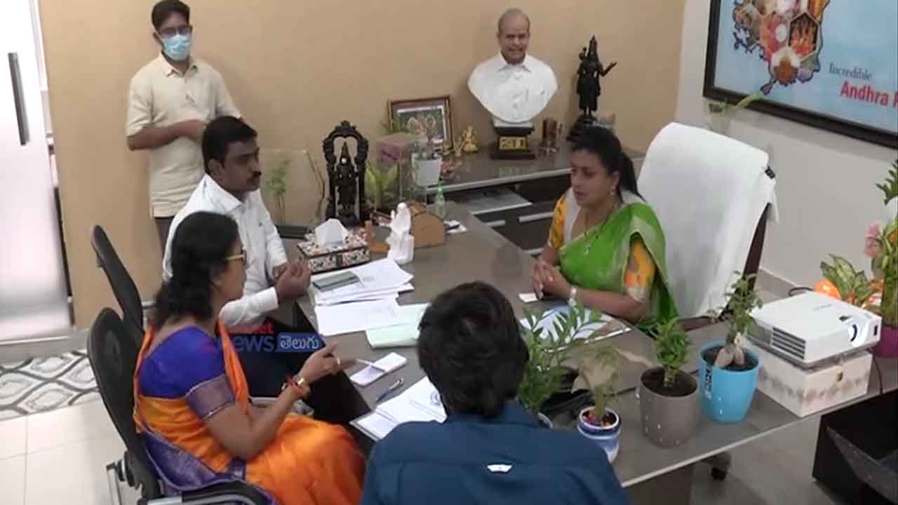 జగనన్న స్పోర్ట్స్‌ క్లబ్‌ యాప్‌ను ఆవిష్కరించిన మంత్రి రోజా