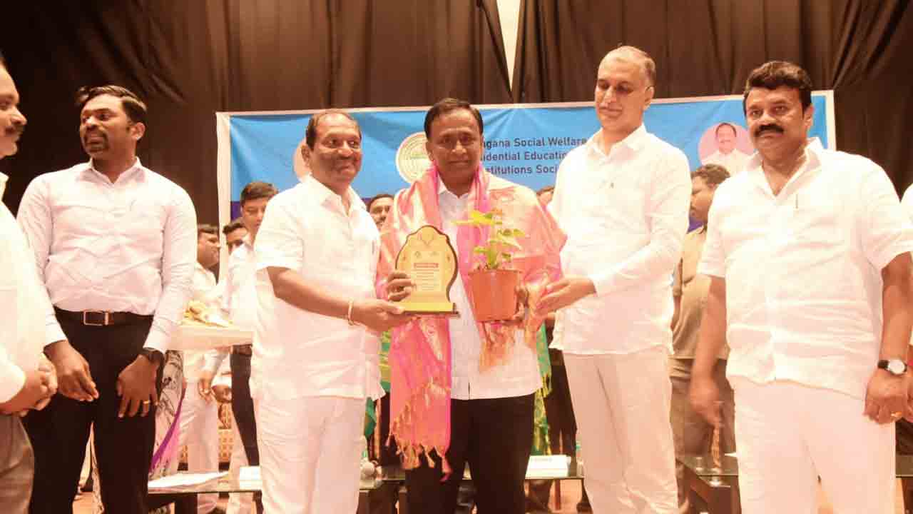 ఐఐటీ, జేఈఈ, నీట్ సీట్లు సాధించిన గురుకుల విద్యార్థులను అభినందించిన మంత్రులు