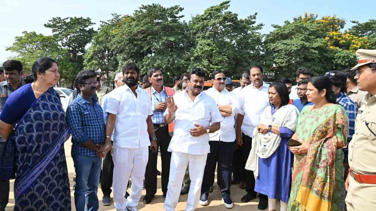 పీపుల్స్‌ ప్లాజాలో తెలంగాణ వజ్రోత్సవ ఏర్పాట్లను పరిశీలించిన మంత్రులు