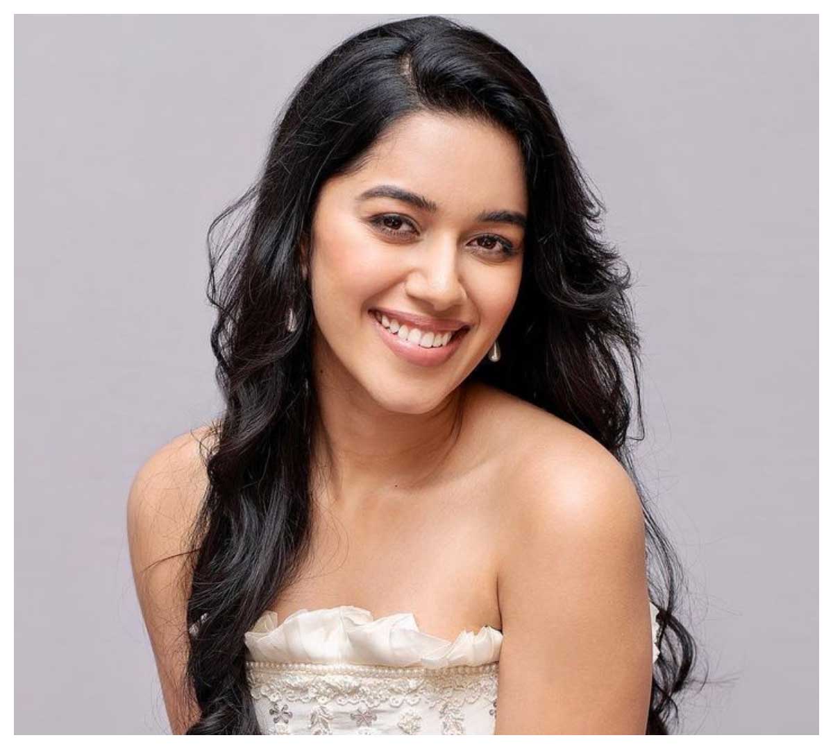 Mirnalini Ravi | చిరునవ్వుతో ఆకట్టుకుంటున్న మృణాళిని రవి..