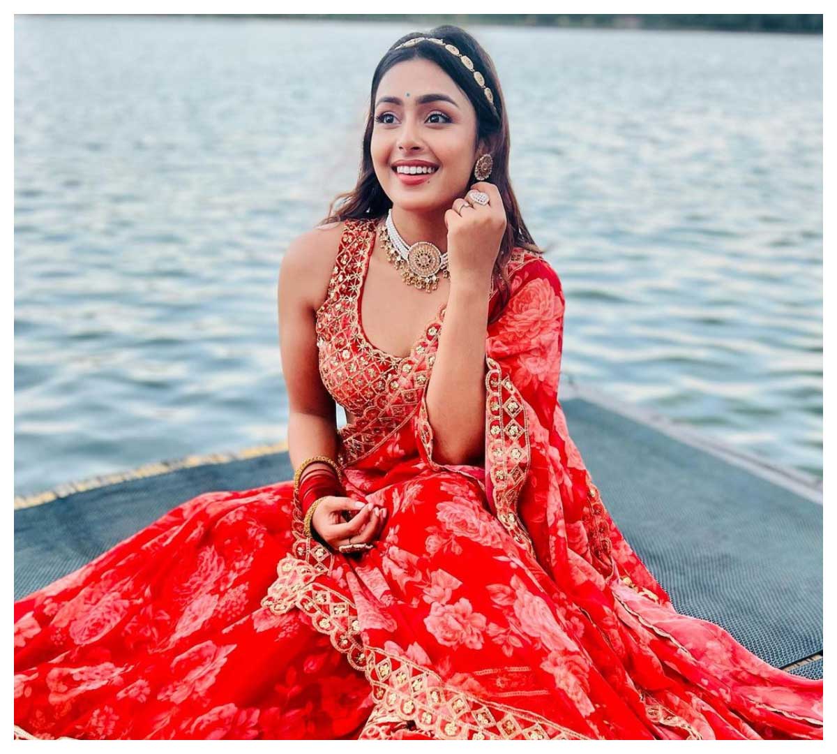 Mokksha | బీచ్‌లో ఎంజాయ్ చేస్తున్న మోక్ష..