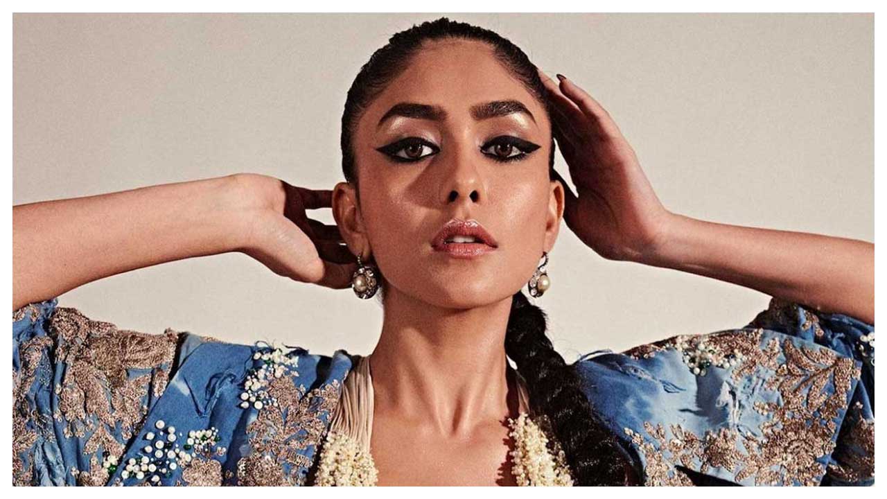 Mrunal Thakur | పరువాలు ఒలకబోస్తున్న మృణాల్ ఠాకూర్..