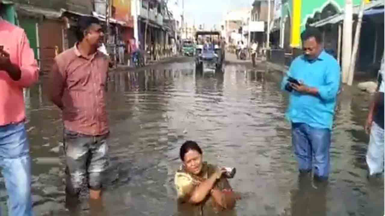 Watch: జాతీయ రహదారి దుస్థితిపై జార్ఖండ్ ఎమ్మెల్యే నిరసన… బురద నీటితో స్నానం