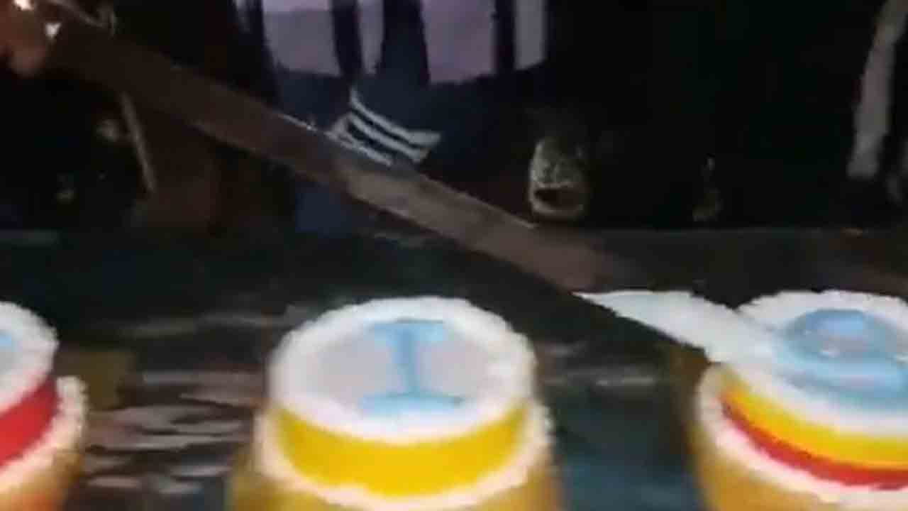 Video: కత్తితో కేక్స్‌ కట్‌ చేసిన యువకుడు.. కేసు నమోదు చేసిన పోలీసులు