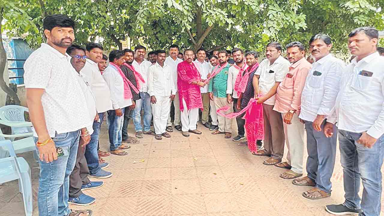 మునుగోడు టీఆర్‌ఎస్‌లో భారీగా చేరికలు