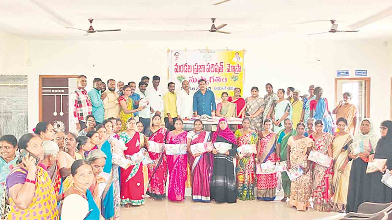 బతుకమ్మ చీరల పంపిణీ