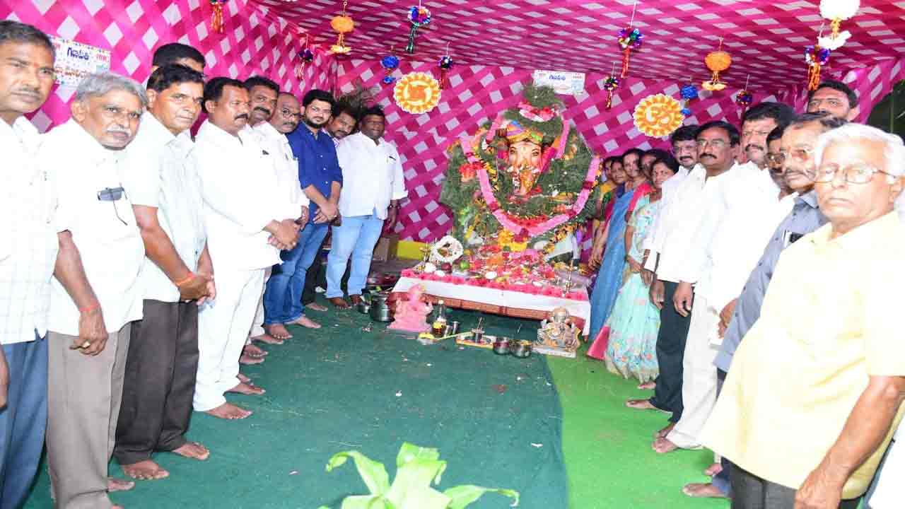 విఘ్నేశ్వరుడికి విశేష పూజలు