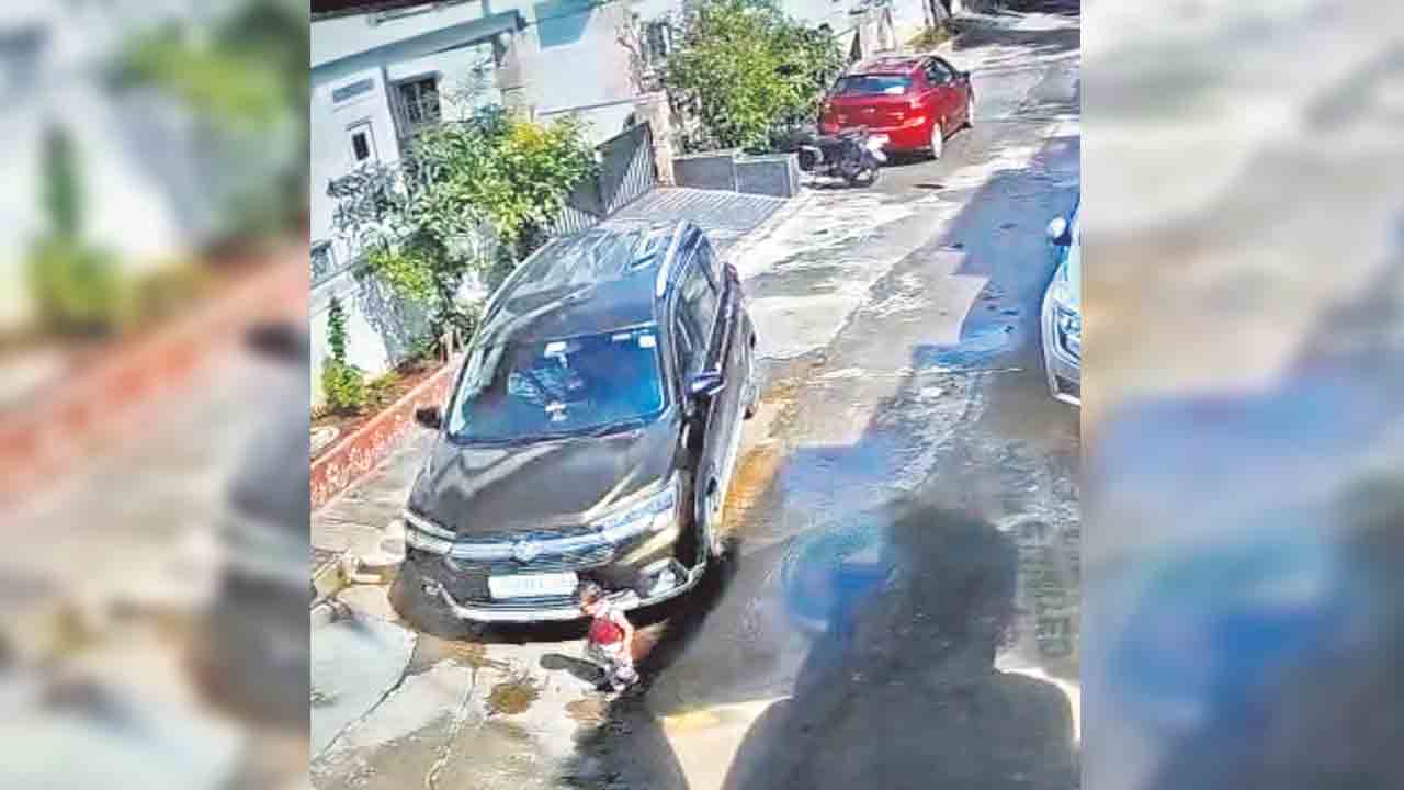 మూడేండ్ల బాలుడి పైనుంచి దూసుకెళ్లిన కారు