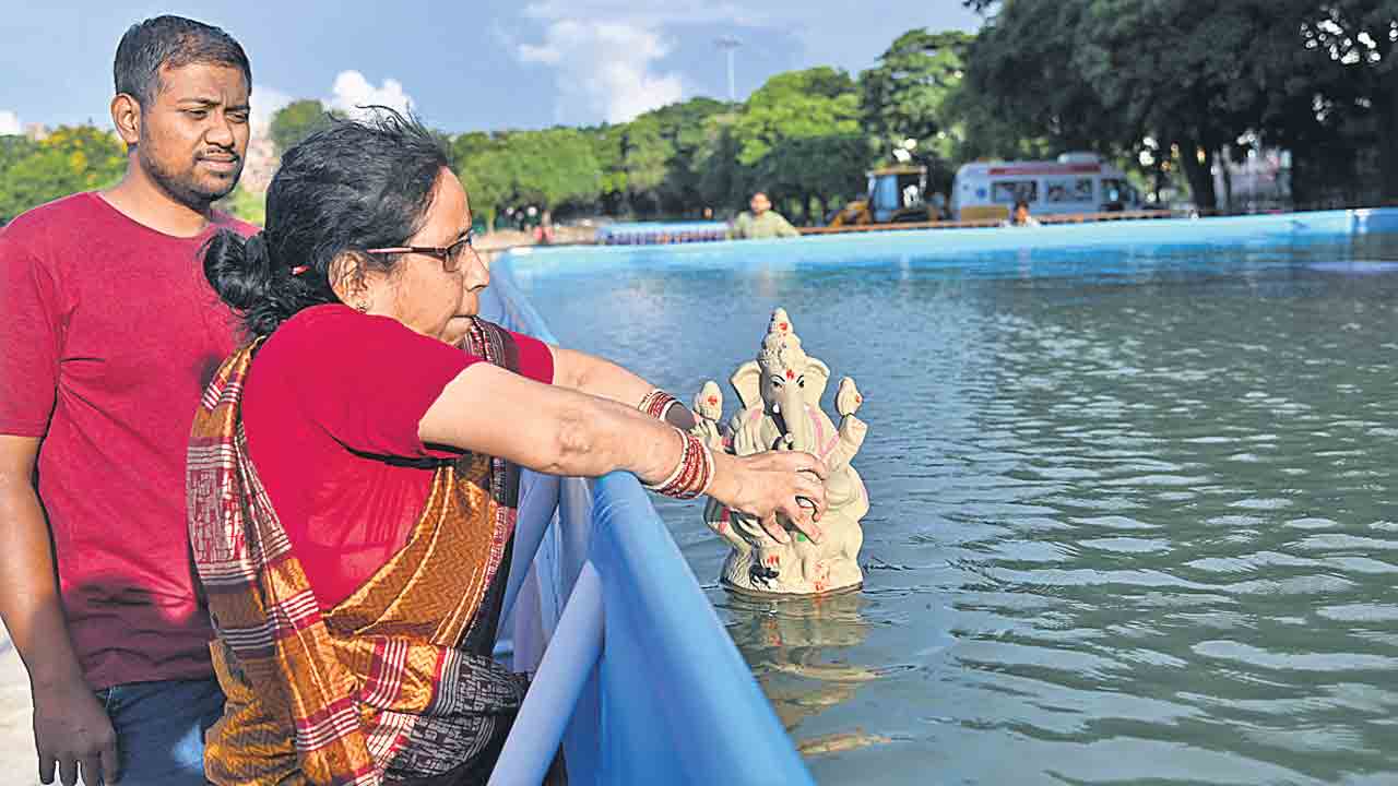నిమజ్జనానికి 74 కొలనులు