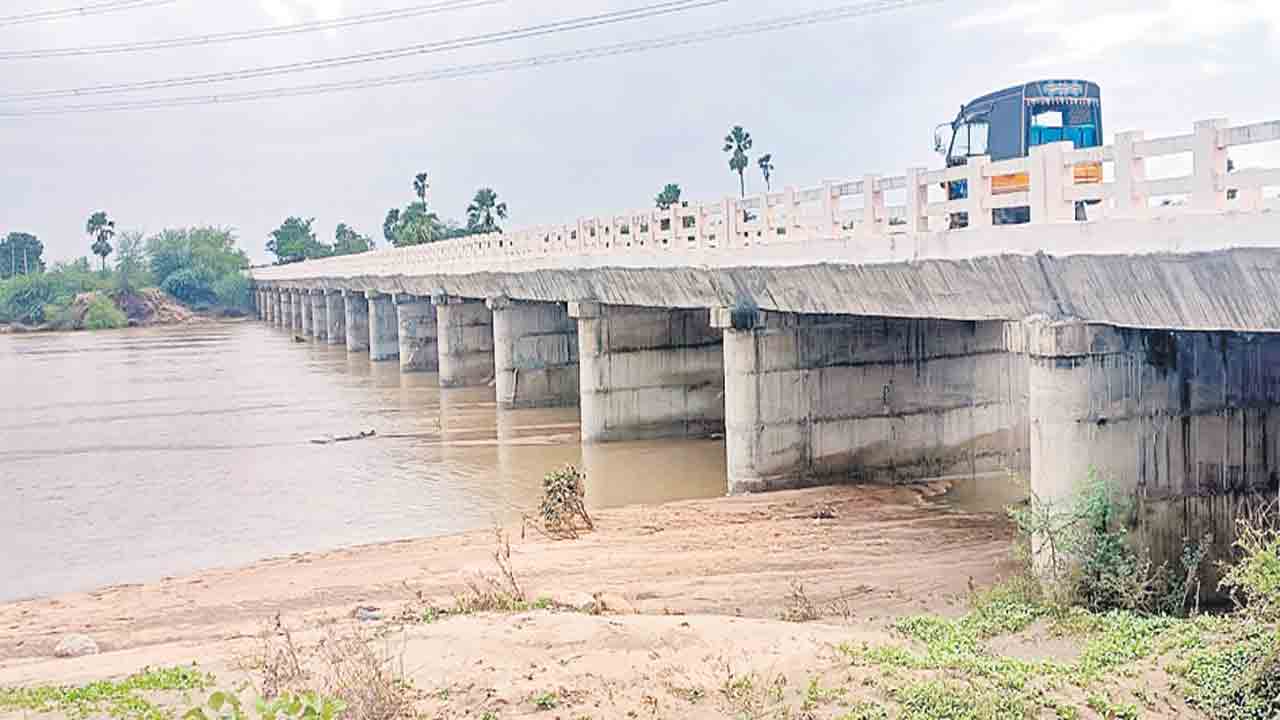 వరద తిప్పలు తీర్చిన వారధులు