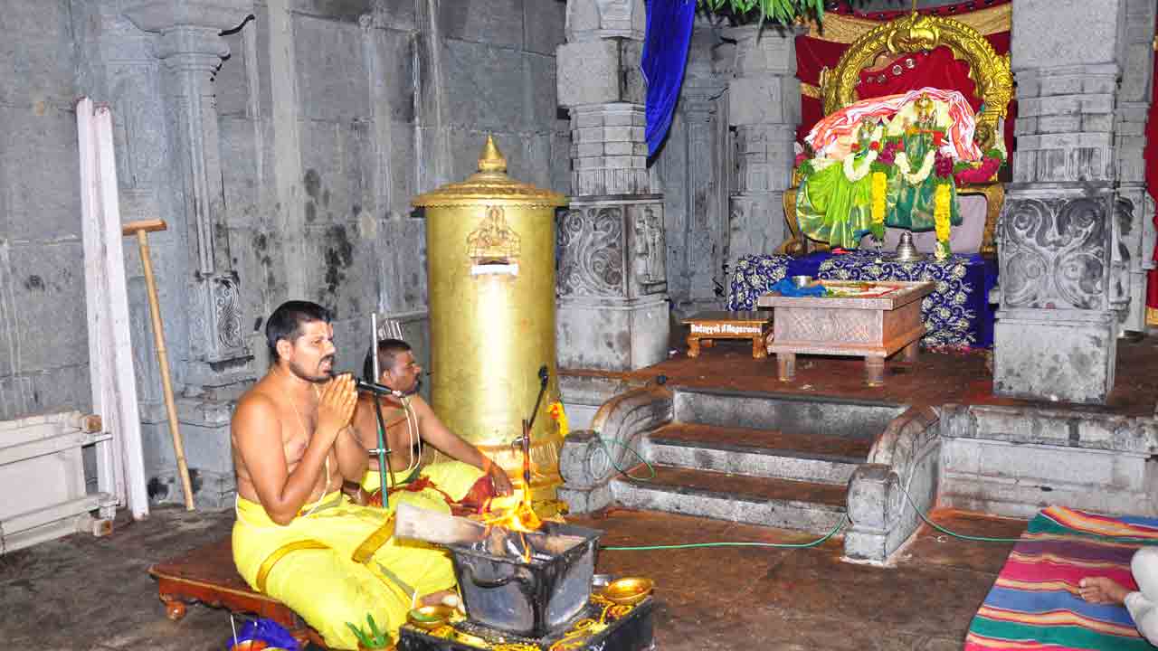 యాదాద్రిలో నిత్యపూజల కోలాహలం