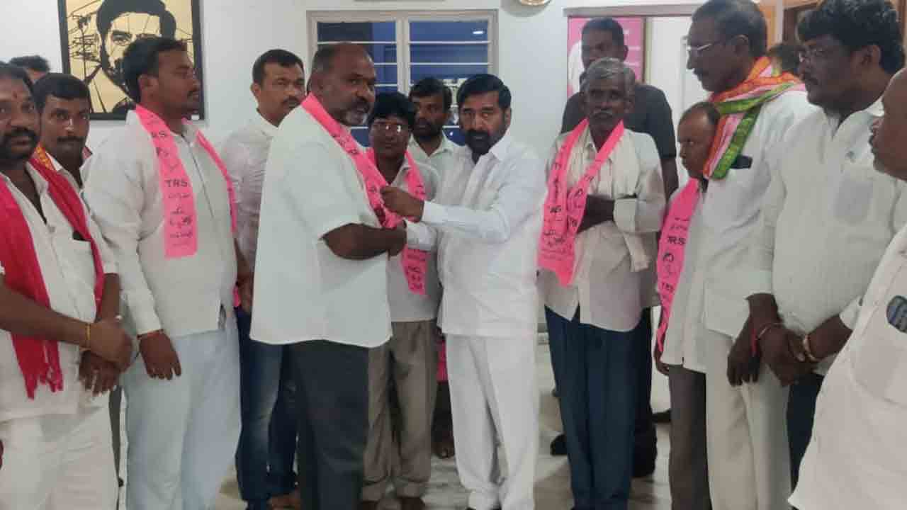 మునుగోడులో గుబాళించేది గులాబీనే..