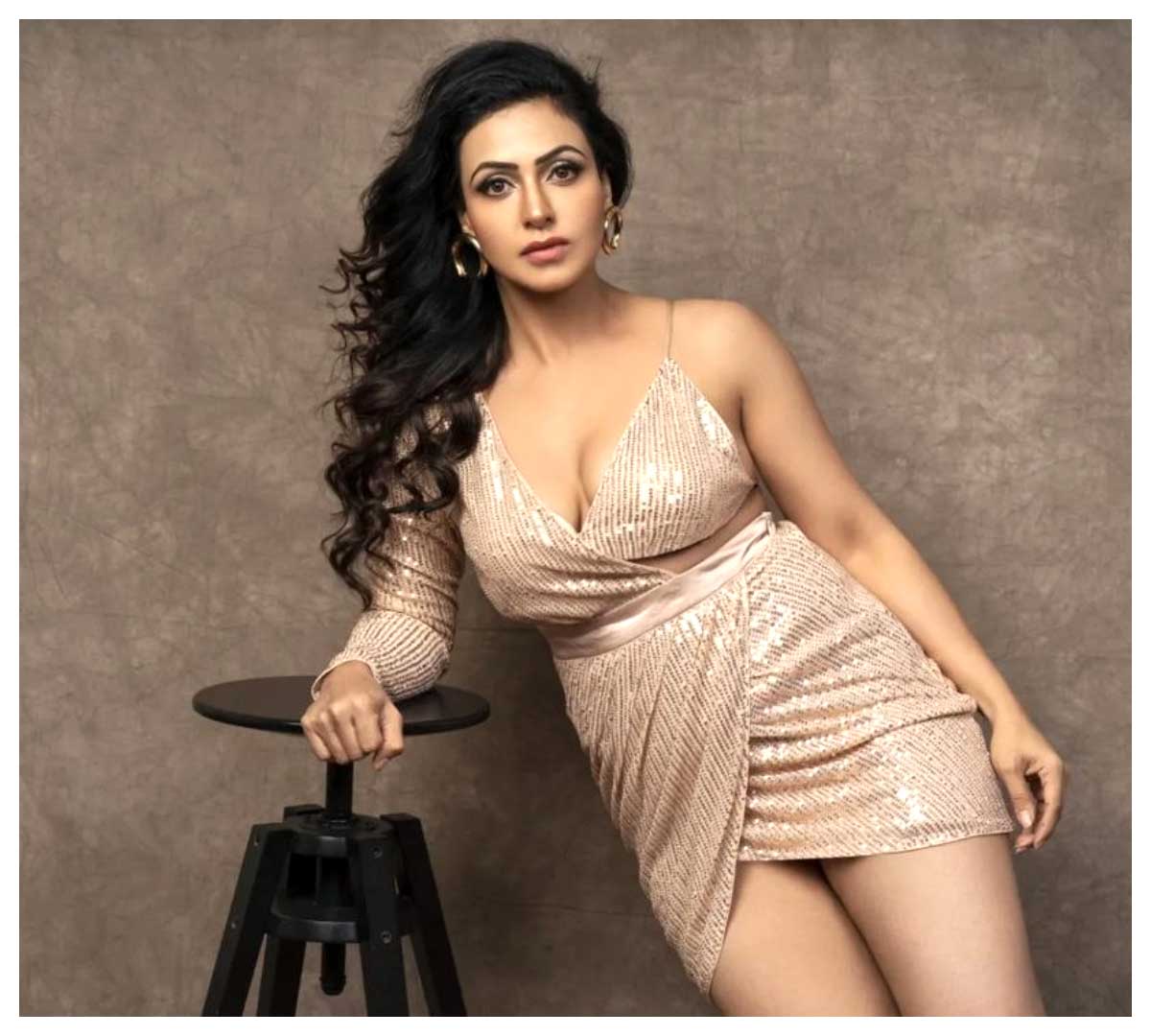 Nandini Rai | చిట్టిపొట్టి డ్రెస్‌లో పరువాలు ఒలికిస్తున్న నందిని రాయ్..