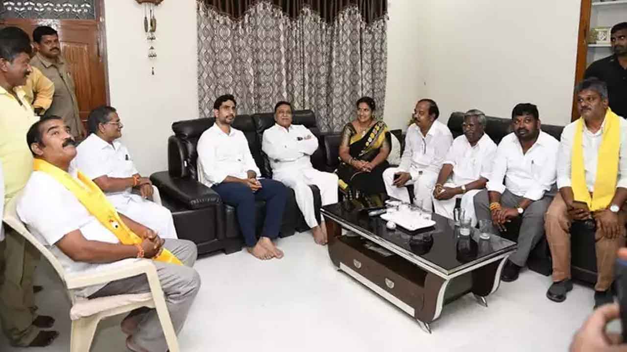 తన ఇంటికి లోకేశ్‌రావడంతో ఆశ్చర్యపోయిన వైసీపీ నేత