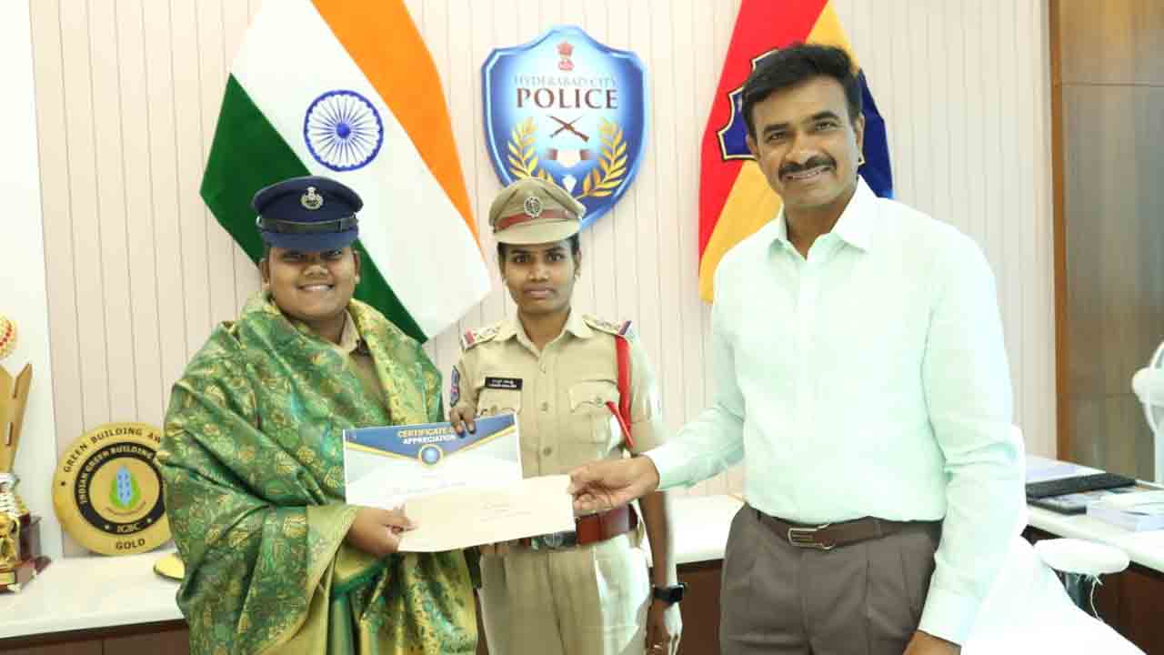 కానిస్టేబుల్ నవీనపై సీపీ సీవీ ఆనంద్ ప్రశంసల వర్షం