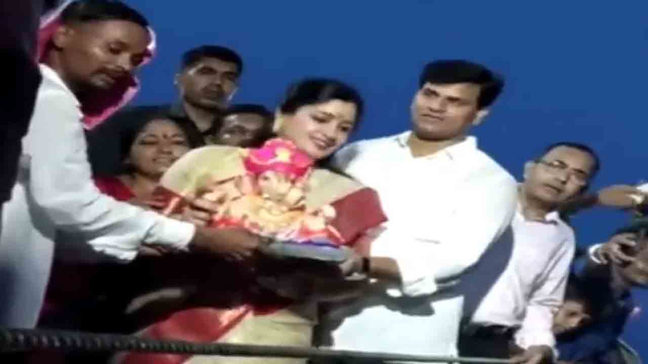 గణేష్‌ విగ్రహాన్ని మురికి నీటిలోఎత్తి పడేసిన ఎంపీ నవనీత్, ఆమె భర్త… నెటిజన్లు ఆగ్రహం