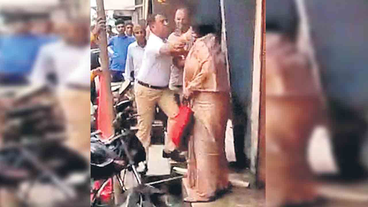 మహిళపై రాజ్‌ఠాక్రే గూండాల దాడి