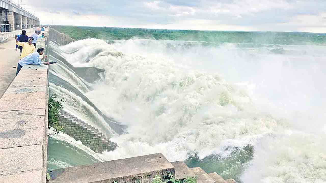 దంచికొట్టిన వాన