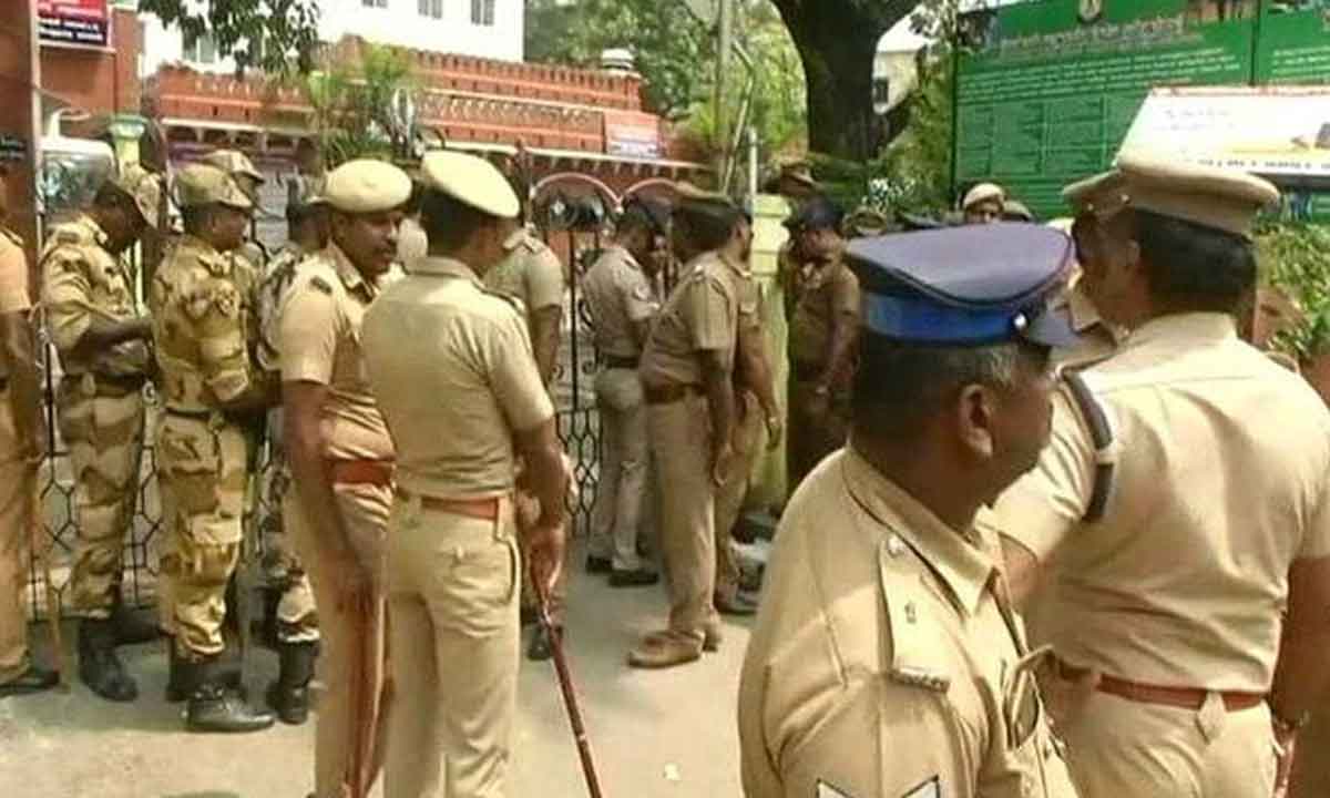 న‌గ్న వీడియోల షేరింగ్ కేసు.. వైద్యుడు, ప్రియురాలు అరెస్ట్‌