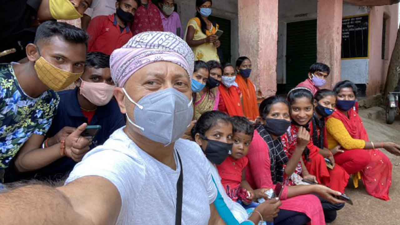 గ్రామాలకు డిజిటల్‌ దారి చూపిస్తున్న బాటసారి.. ఇప్పటికే 10వేల గ్రామాలు చుట్టొచ్చాడు!