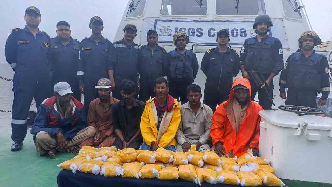 గుజరాత్‌ తీరంలో పట్టుపడిన పాక్‌ బోట్‌‌.. రూ.200 కోట్ల విలువైన హెరాయిన్‌ సీజ్‌