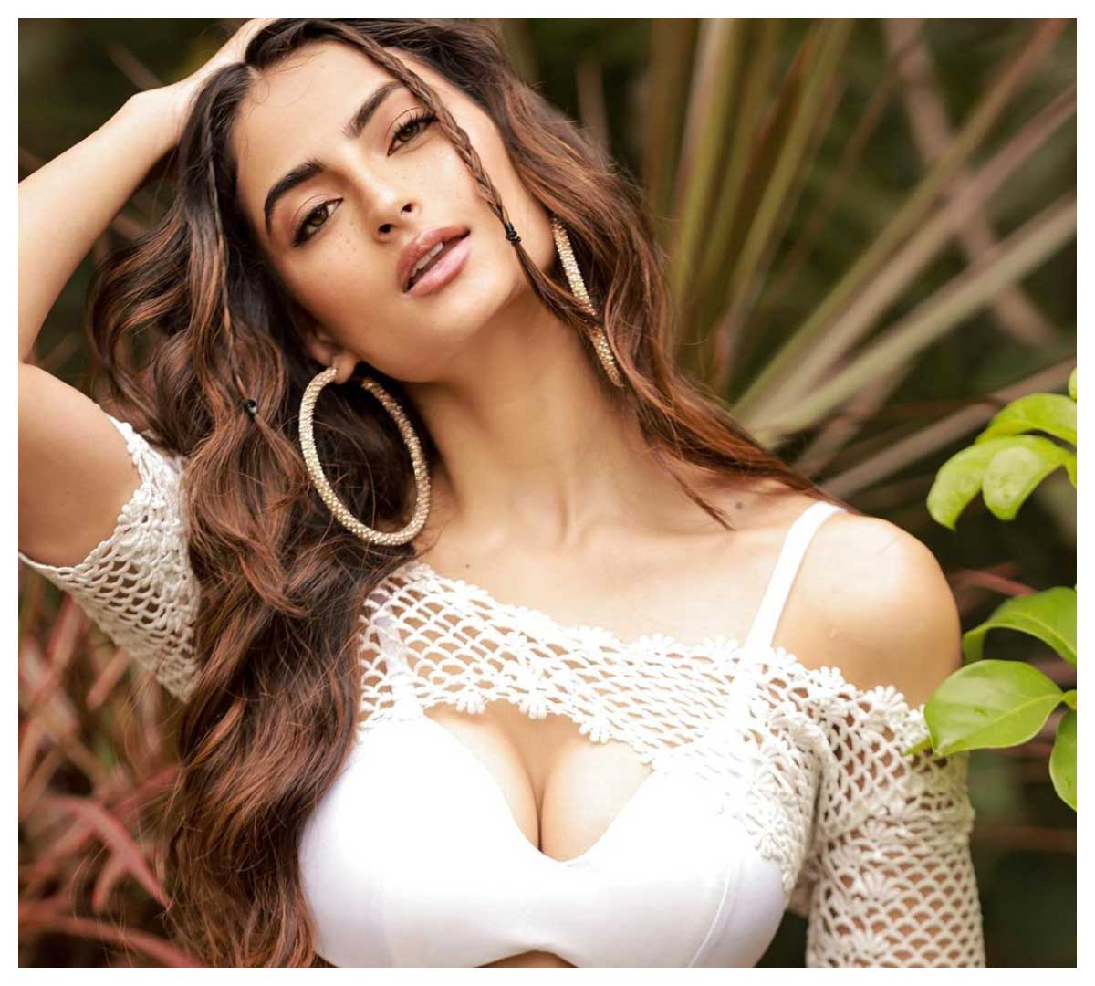 Palak Tiwari | ప‌రువాలు ఒక‌ల‌బోస్తున్న‌ పాలక్ తివారీ..