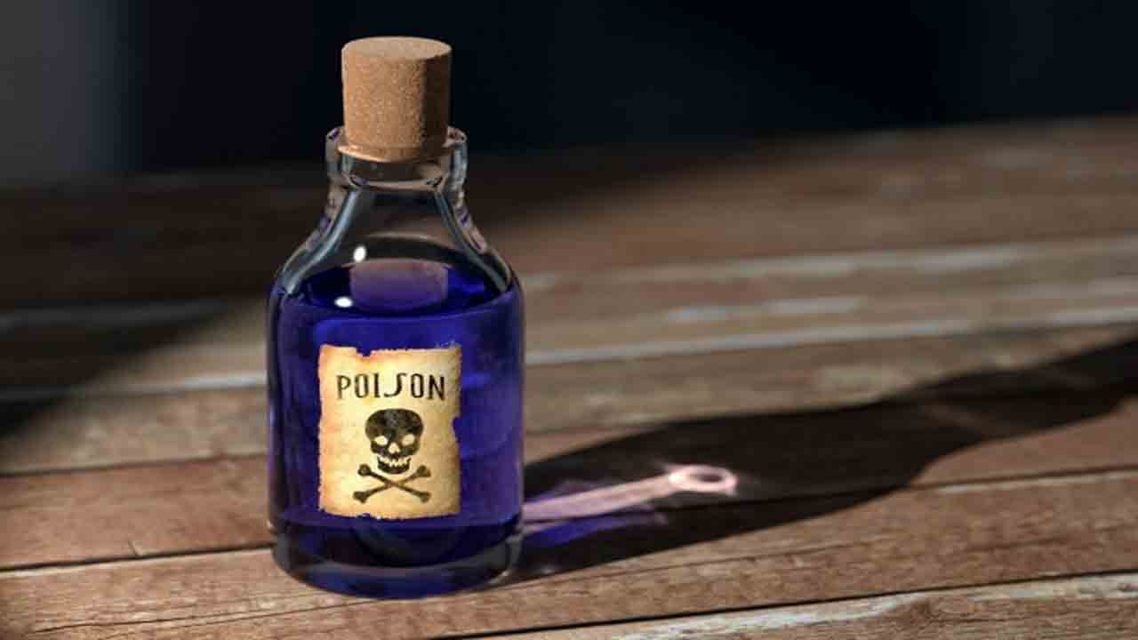 టాపర్‌ విద్యార్థిపై రెండో ర్యాంకర్‌ తల్లి అసూయ… కూల్‌డ్రింక్‌లో విషం కలిపి ఇచ్చి హత్య