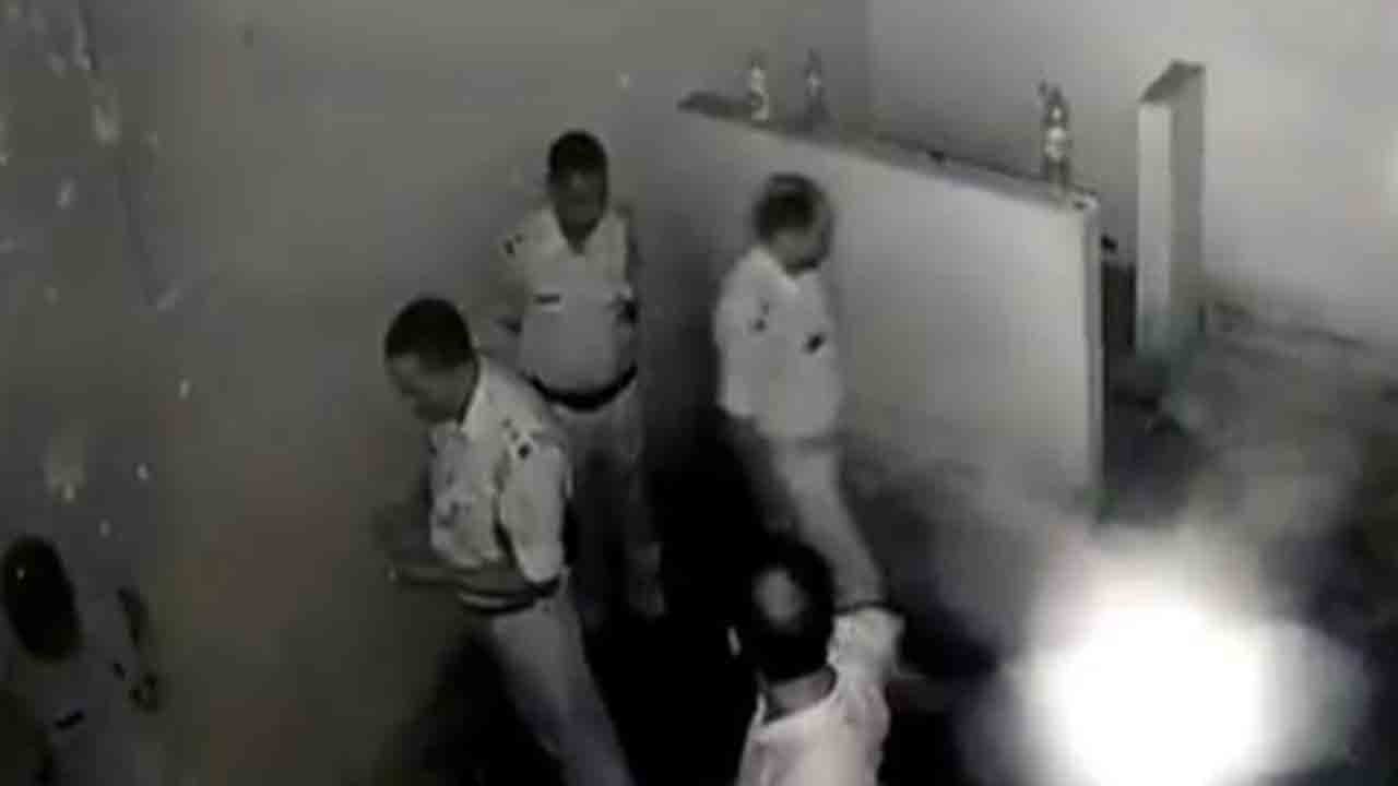 Video: పనితీరుపై అసంతృప్తి… ఐదుగురు పోలీస్‌ అధికారులను లాకప్‌లో ఉంచిన ఎస్పీ