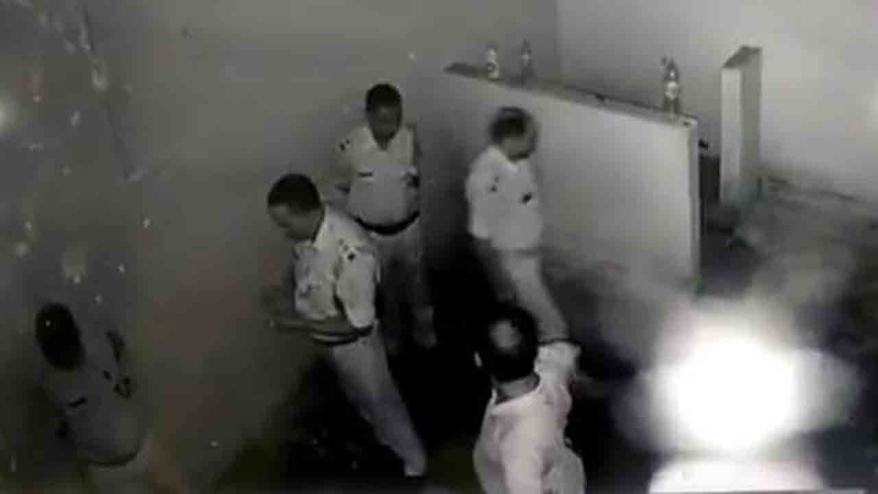 లాకప్‌లో పోలీసులు