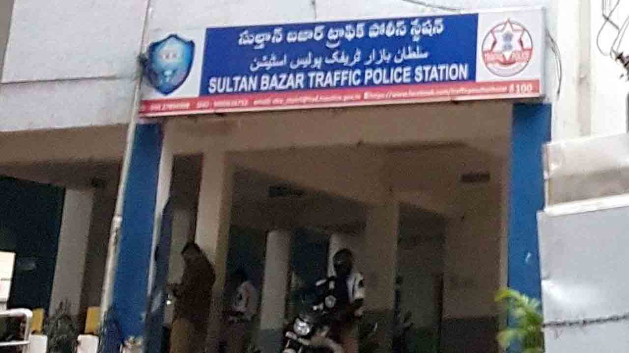 నో పార్కింగ్‌లో కారు.. చ‌లాన్ విధించిన పోలీసుల‌తో మ‌హిళ వాగ్వాదం