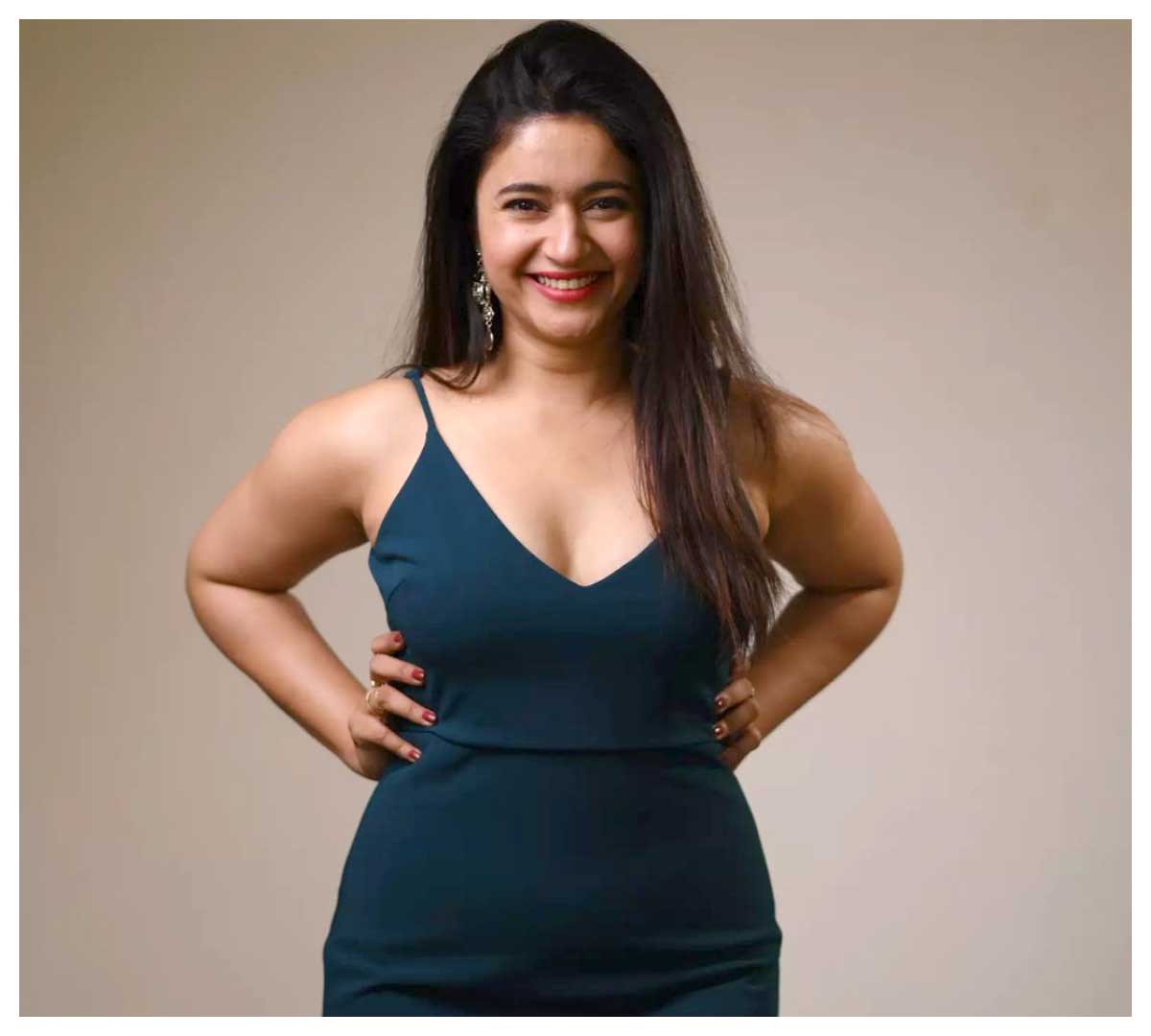 Poonam Bajwa | బ్లూ క‌ల‌ర్ టైట్‌ఫిట్ డ్రెస్‌లో పూనమ్ బజ్వా క్రేజీ స్టిల్స్‌..