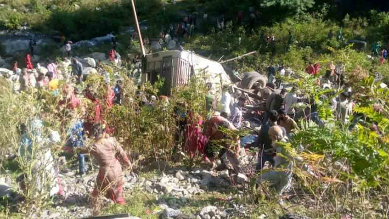 లోయలో పడిన మినీబస్సు.. 11 మంది దుర్మరణం