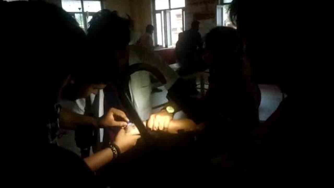Video: యూపీ ఆసుపత్రిలో పవర్‌ కట్‌… మొబైల్‌ టార్చ్‌లైట్‌ వెలుగులో వైద్యుల చికిత్స