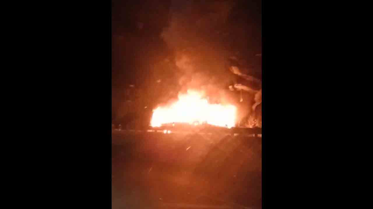 చిట్యాలలో తప్పిన ప్రమాదం.. టైరు పేలడంతో దగ్ధమైన ట్రావెల్స్‌ బస్సు