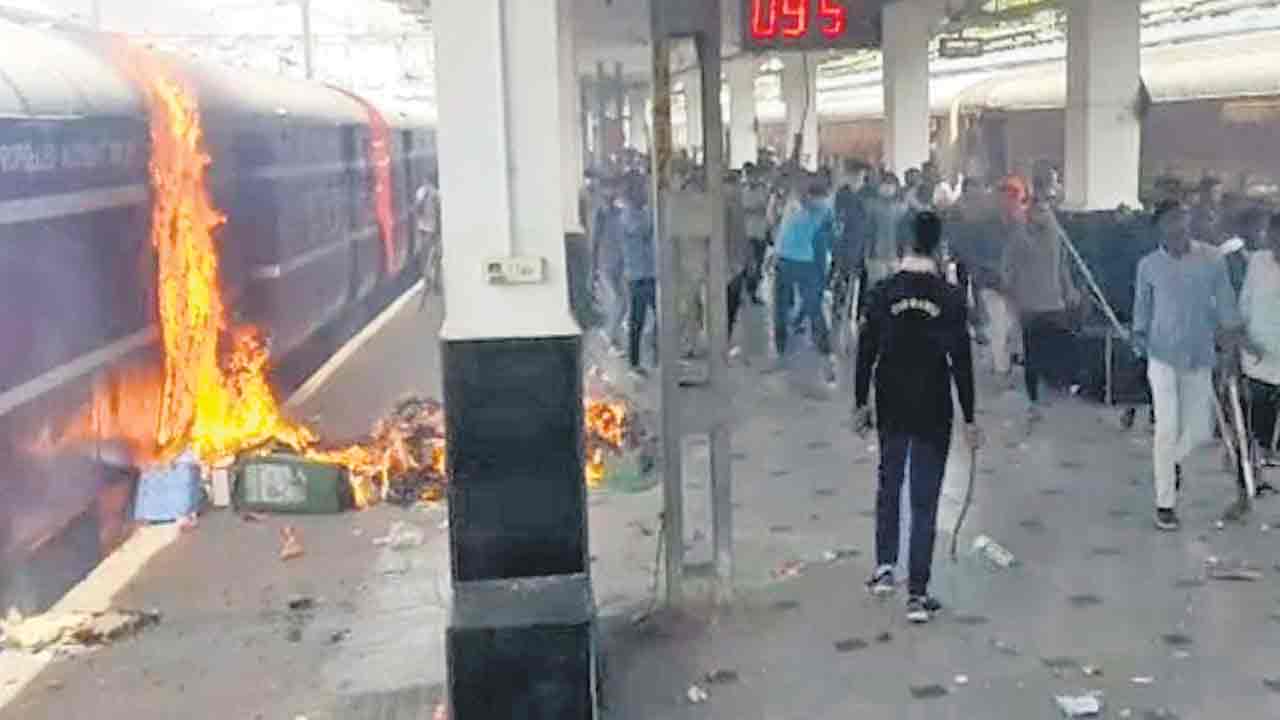 దేశంలో అప్రకటిత ఎమర్జెన్సీ