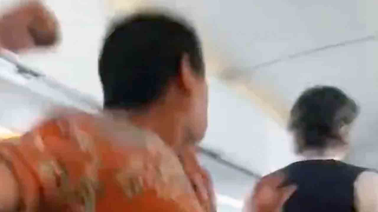 Video: విమానం గాల్లో ఎగురుతుండగా అటెండెంట్‌ను కొట్టిన వ్యక్తి… తర్వాత ఏమైందంటే?