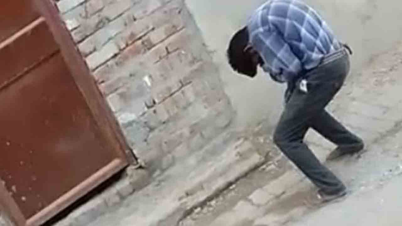 పంజాబ్‌ను వీడని డ్రగ్స్‌ మహమ్మారి… రోడ్డుపై నడవలేని స్థితిలో ఒక వ్యక్తి