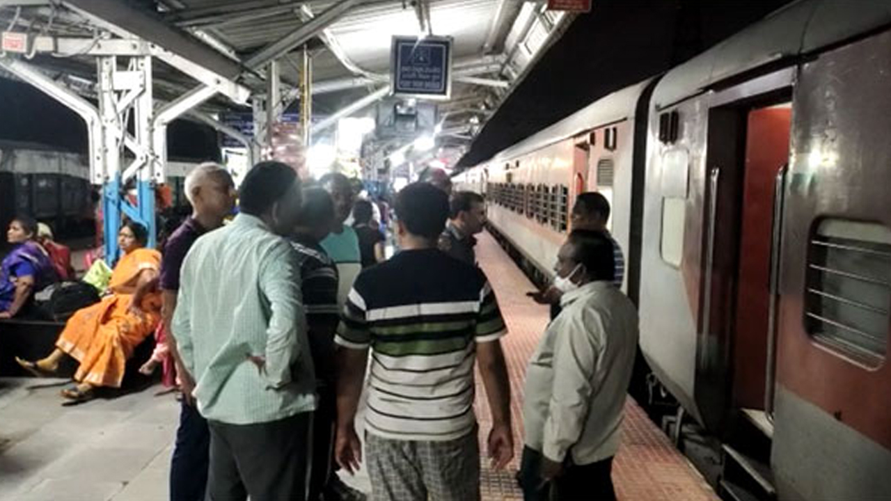 Shirdi-Vishaka Rail | షిర్డీ-విశాఖ రైలుకు త‌ప్పిన ప్ర‌మాదం.. ప్ర‌యాణికులు సేఫ్‌!